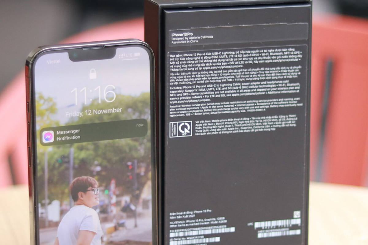 So sánh iPhone bản quốc tế và bản Việt Nam về bao bì