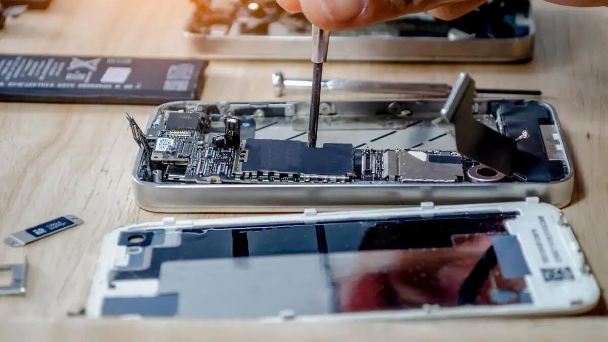 Mang đến cửa hàng sửa chữa uy tín khi màn hình iPhone bị phản quang