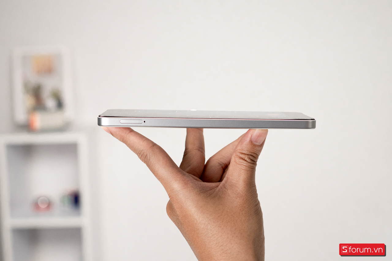 Cạnh trái của OPPO A5i Pro