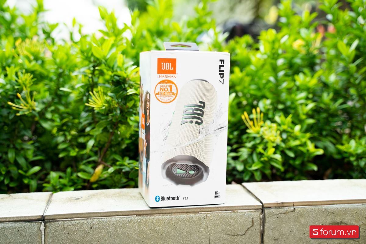 Phần hộp của JBL Flip 7 được thiết kế vuông vức và chắc chắn