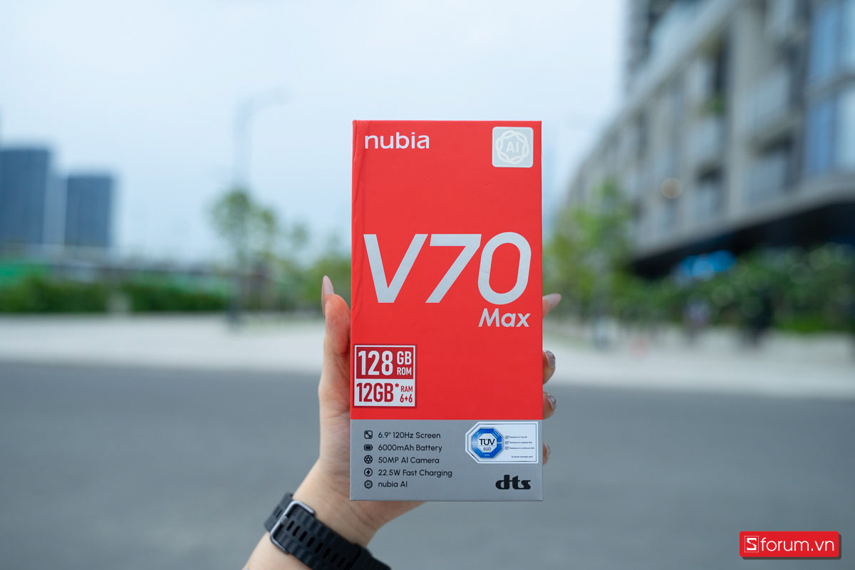 Hộp đựng của Nubia V70 Max mang một thiết kế tối giản, gọn gàng nhưng vẫn giữ được nét hiện đại.