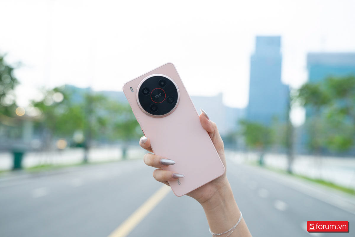 Ngôn ngữ thiết kế của Nubia V7 Max mang một vẻ hiện đại và thực dụng