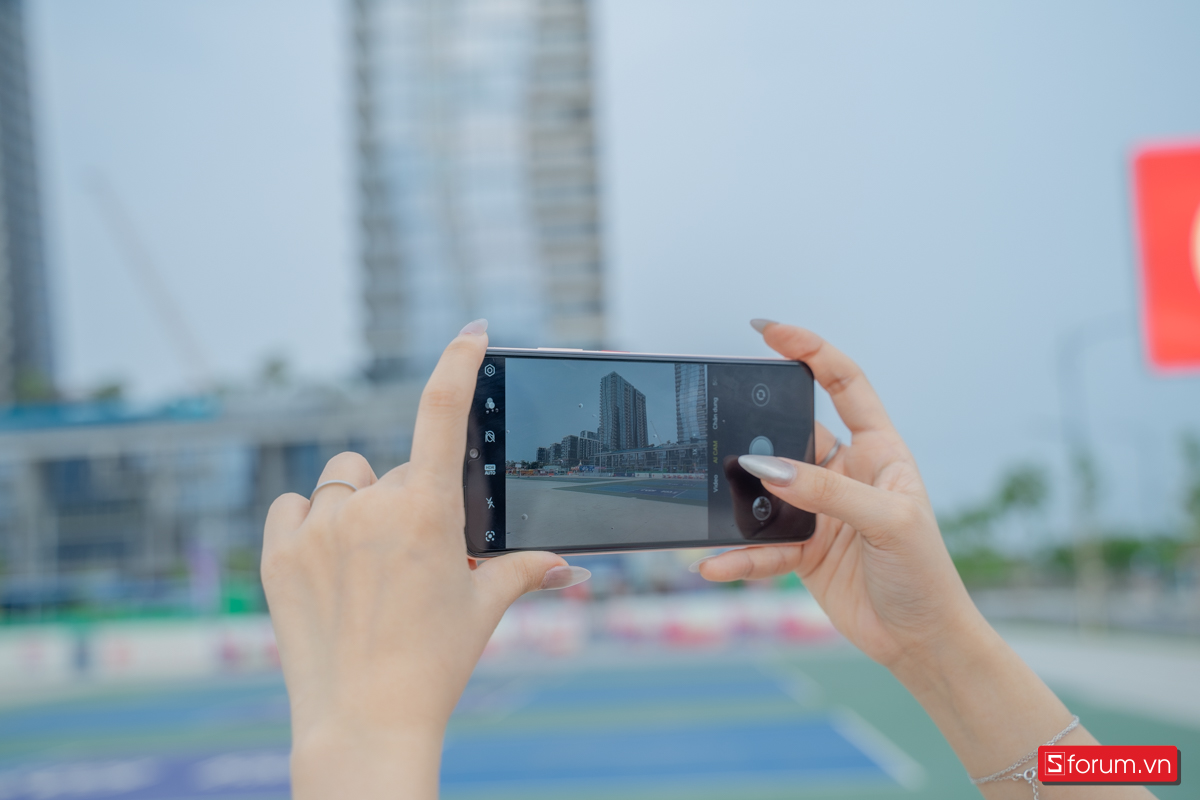 Về khả năng chụp hình, Nubia V70 Max được trang bị camera chính lên đến 50MP với khẩu độ f1.8 và khả năng lấy nét PDAF