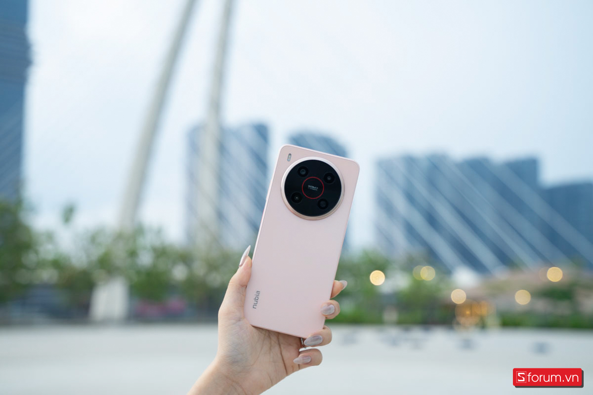 Nubia V70 Max có trọng lượng 195 gram và độ dày 8.3mm