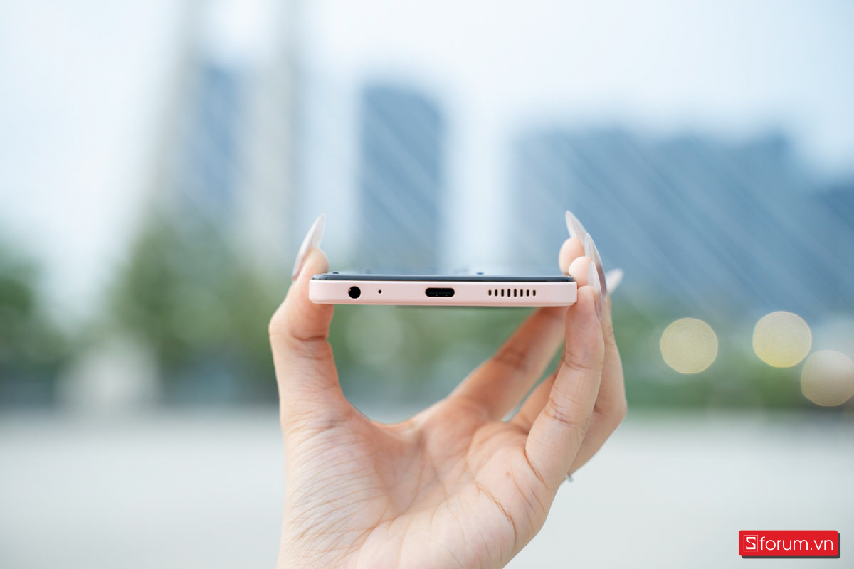 Mặt dưới của Nubia V70 Max