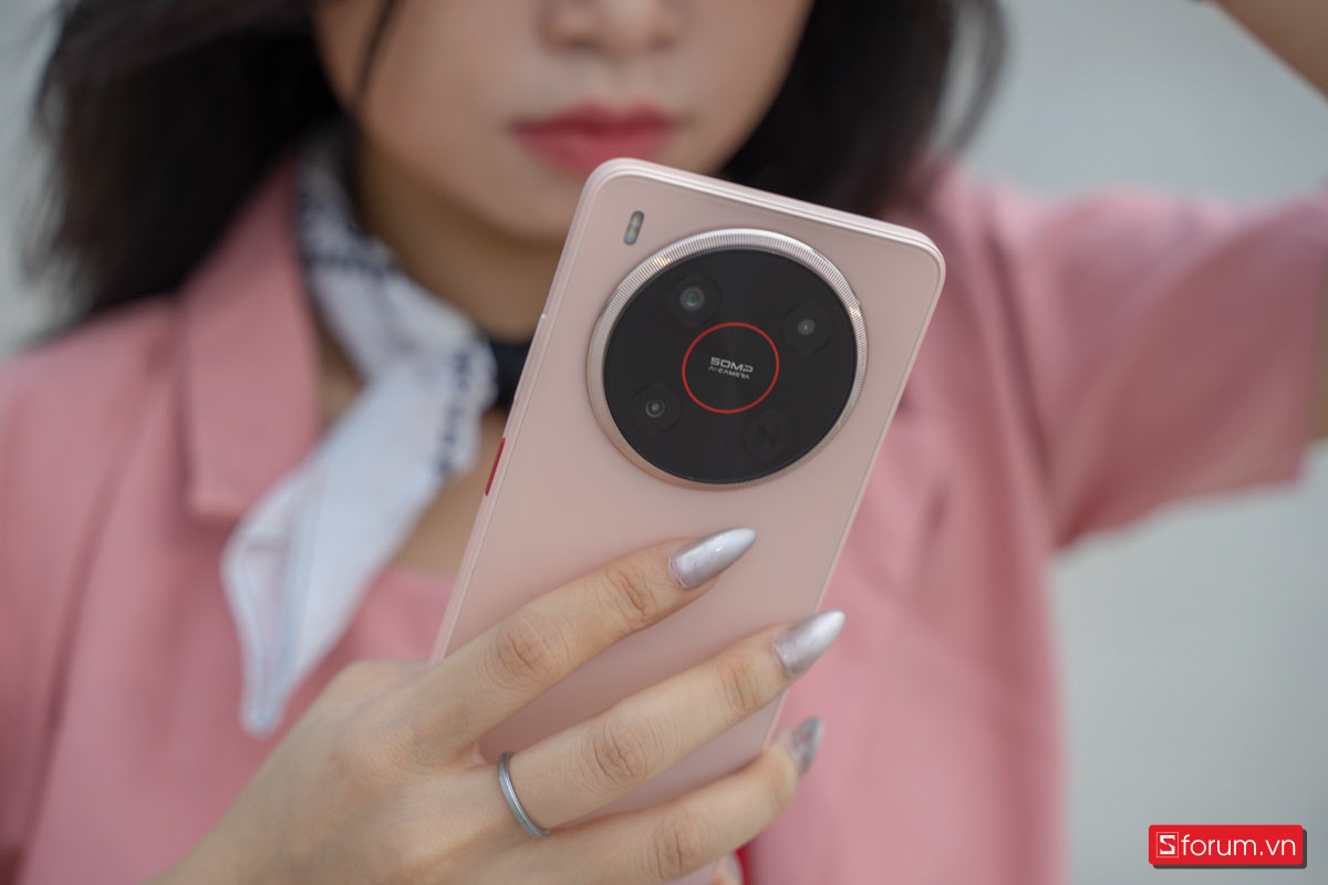 Cụm cam của Nubia V70 Max được thiết kế vô cùng hầm hố với mô đun hình tròn rất to gần như chiếm chọn phần mặt lưng trên của máy