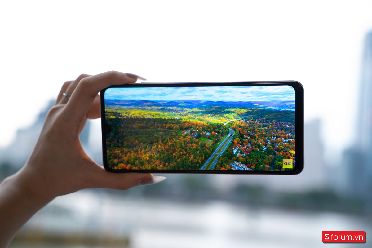 Tấm nền mà Nubia V7 Max được trang bị là IPS LCD và độ phân giải của máy là HD+
