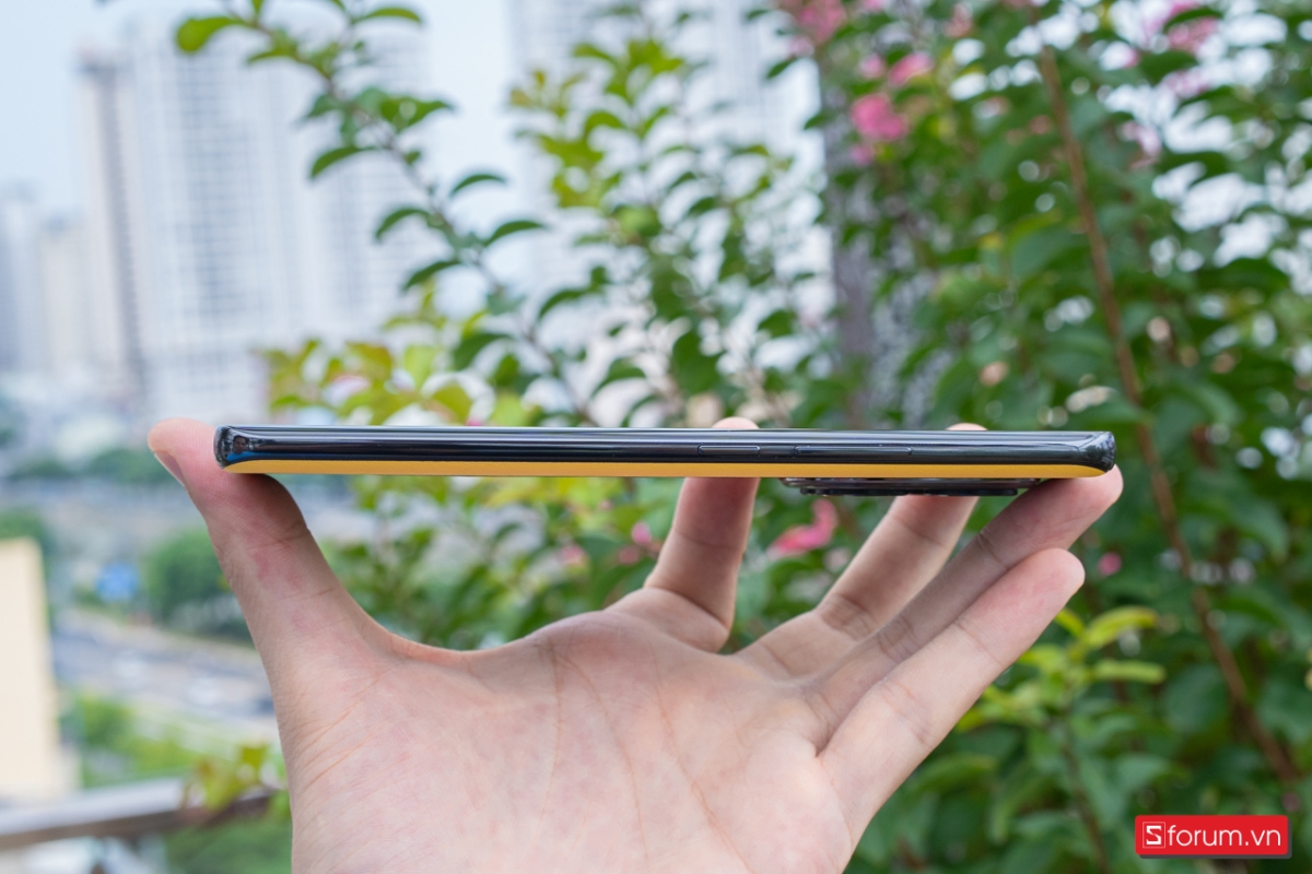 Cạnh phía bên phải của Xiaomi POCO X7 có nút tăng giảm âm lượng và nút nguồn.