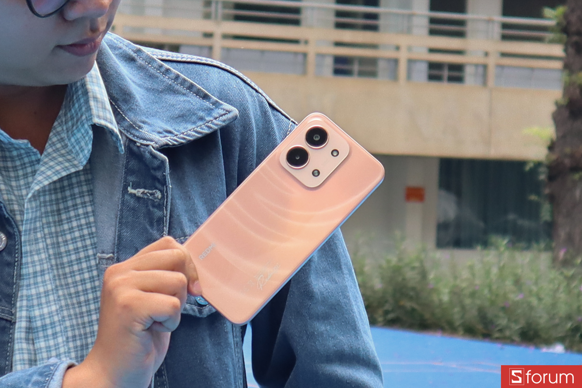 Mặc dù mặt lưng của Redmi 15C là dạng lưng nhựa bóng tuy nhiên khi sử dụng mình lại không hề gặp tình trạng bám mồ hôi vân tay quá nhiều