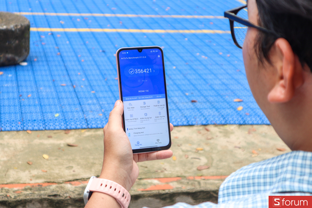 Khi chấm điểm hiệu năng, Redmi 15C đạt khoảng 356,000 điểm trên Antutu
