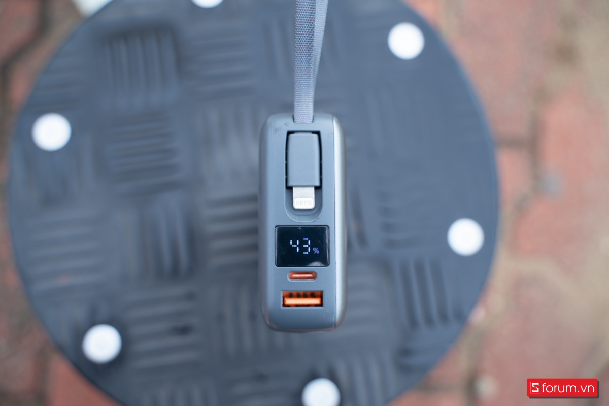 Một điểm nhấn của StarGO Star X2 chính là trên cạnh máy có cụm đèn led hiển thị rõ phần trăm pin 