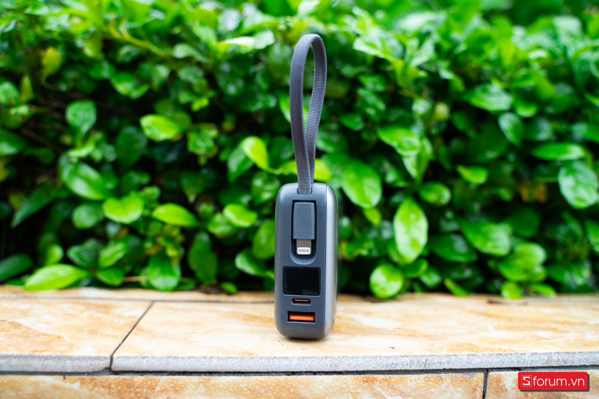 StarGO Star X2 cũng trang bị sẵn 2 đầu cáp sạc là đầu Type-C và đầu Lightning