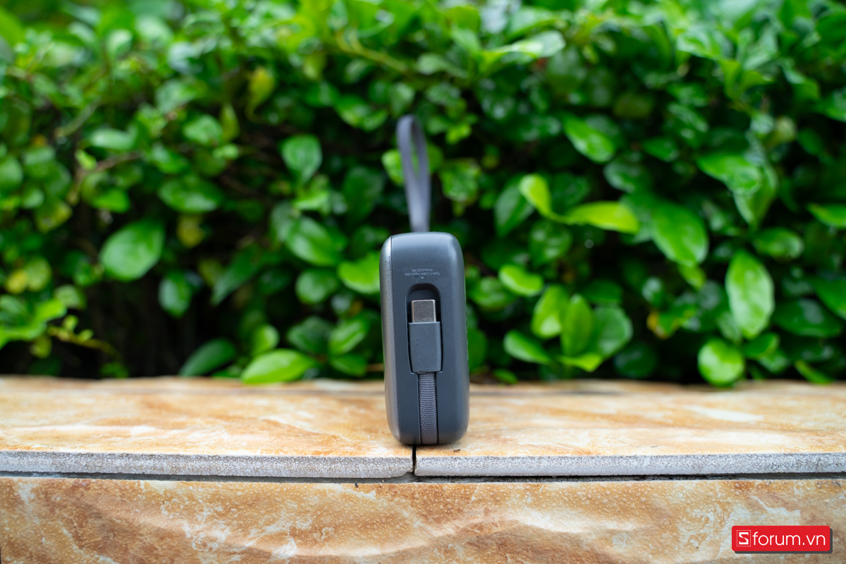 StarGO Star X2 cũng trang bị sẵn 2 đầu cáp sạc là đầu Type-C và đầu Lightning