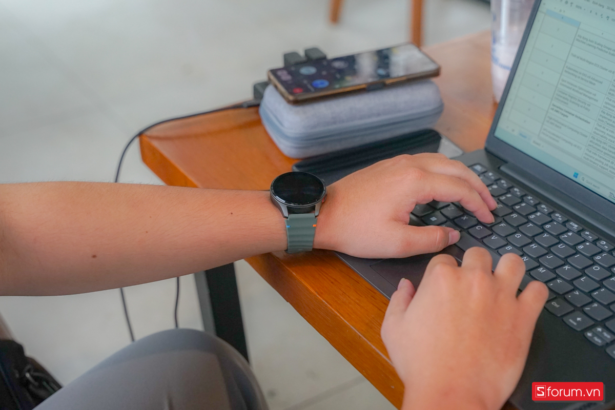 Aurafit Trek 2 được trang bị viên pin 450mAh