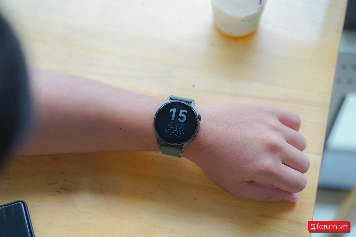 Với gọi điện Bluetooth liên tục, Aurafit Trek 2 hoạt động được khoảng 17 tiếng rưỡi