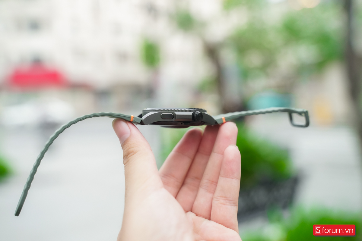 Ở cạnh trái Aurafit Trek 2 có hai phím đều khiển