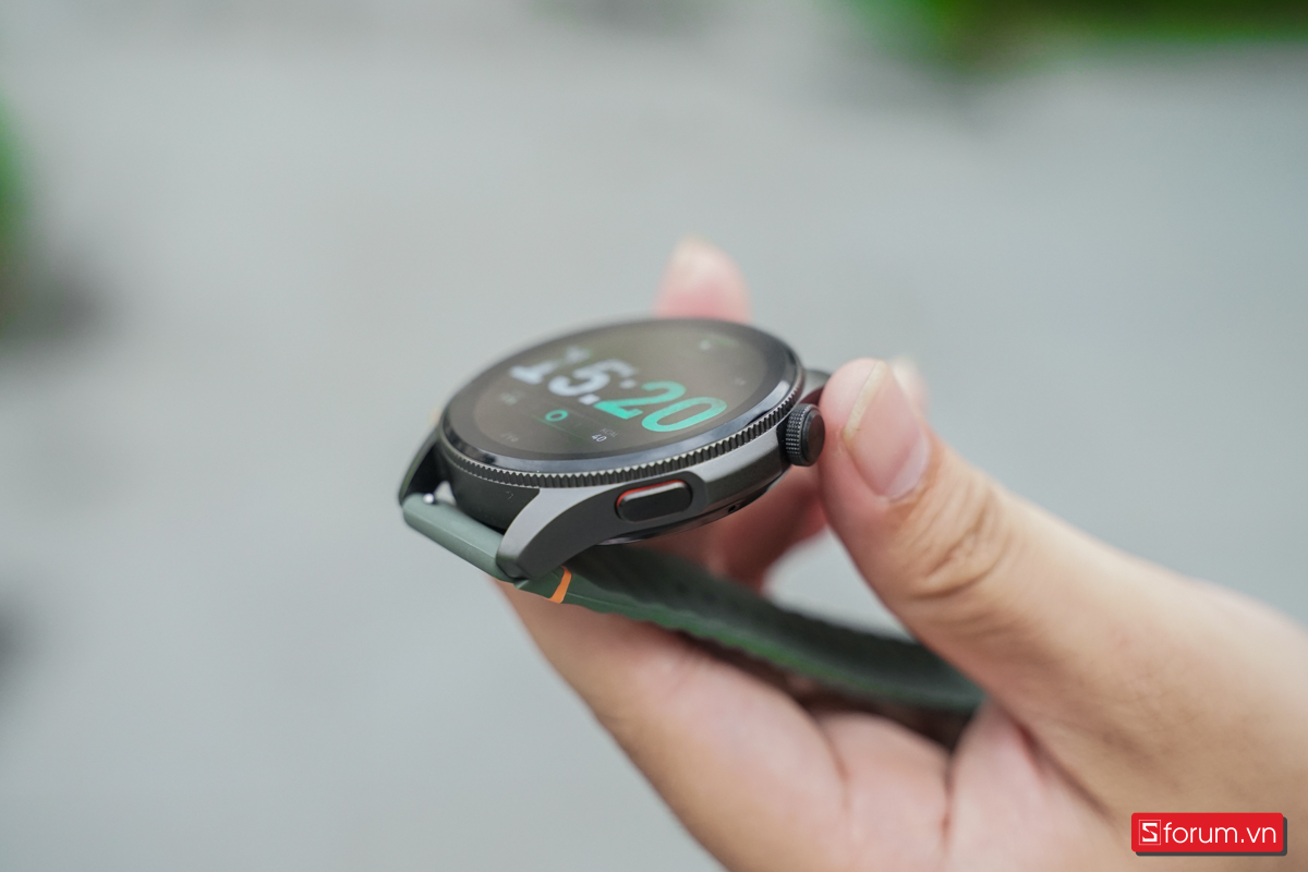 Điểm nhấn trong thiết kế của Trek 2 nằm ở phần viền xung quanh được làm theo dạng bánh răng vừa tạo nét độc đáo