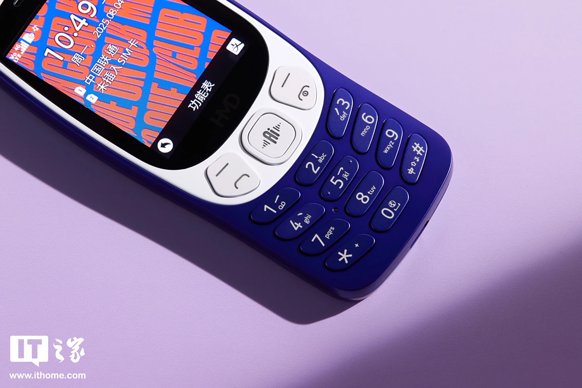 HMD Global 3210 Barcelona Edition sở hữu màn hình IPS kích thước 2.4 inch,