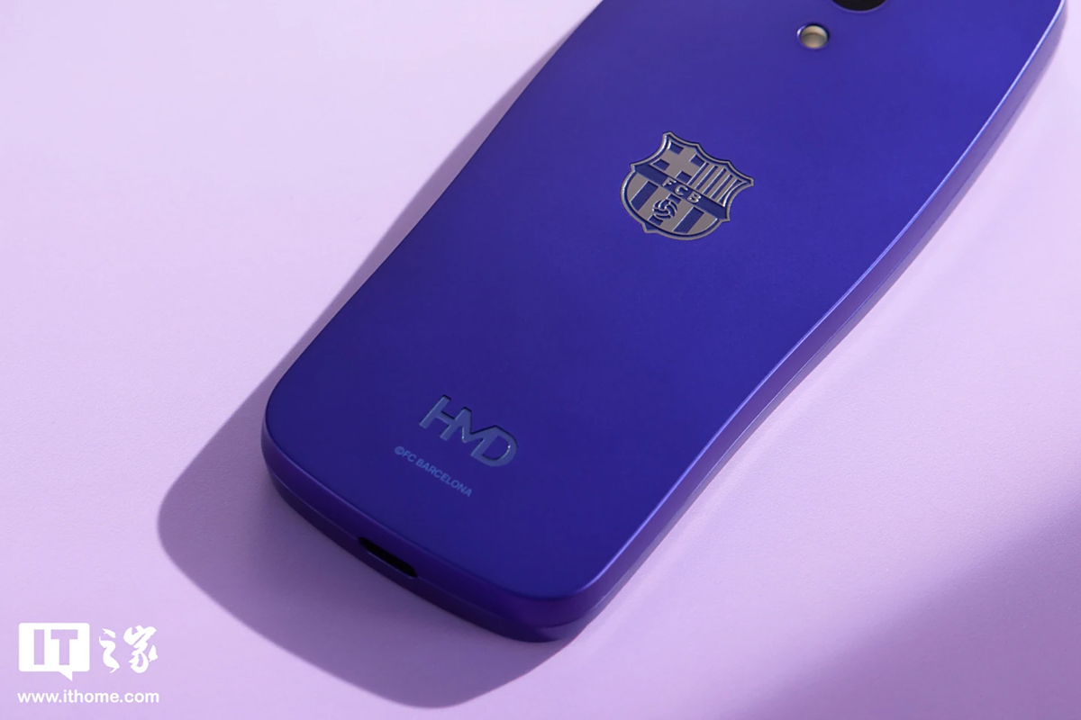 Logo của Barcelona trên HMD Global 3210 Barcelona Edition
