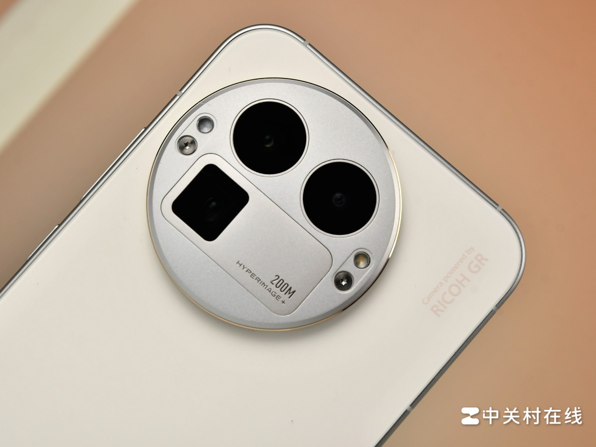 realme GT8 Pro được trang bị hệ thống ba camera sau mang cấu hình mạnh mẽ