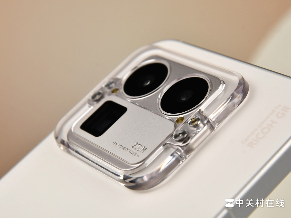 Ống kính telephoto tiềm vọng 200MP là điểm nổi bật thứ hai, cũng sử dụng cảm biến kích thước 1/1.56 inch và cũng hỗ trợ chống rung