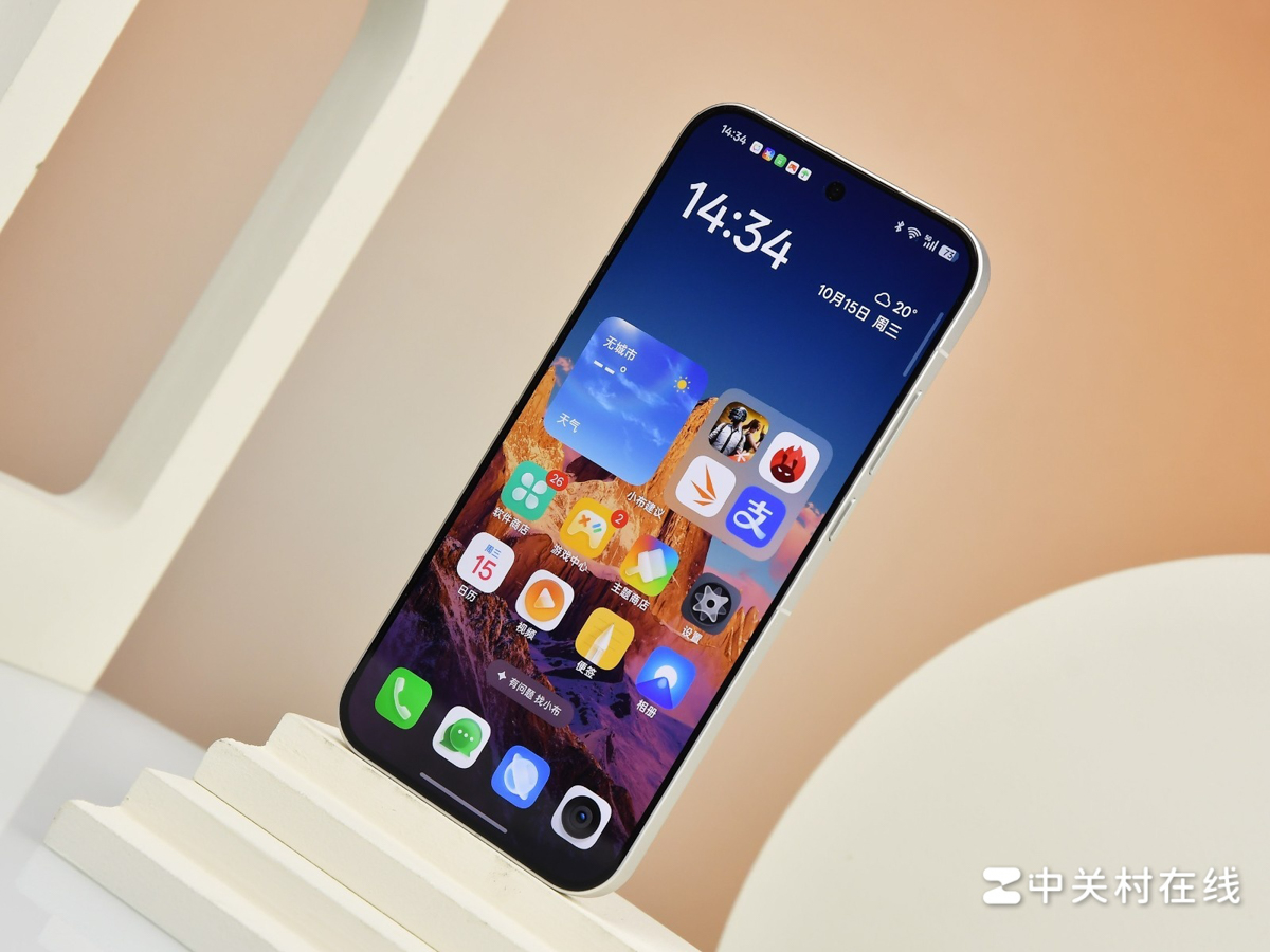 Cận cảnh realme GT8 Pro, em máy này được cài sẵn giao diện realme UI 7.0 tùy biến trên Android 16