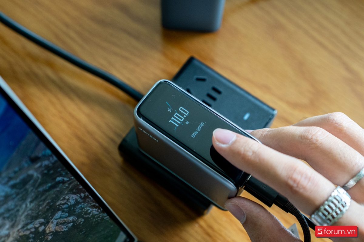 Hai cổng USB-C1 và C2 trên Cuktech 10 Ultra là hai cổng được ưu tiên hỗ trợ công suất sạc tối đa tới 120W