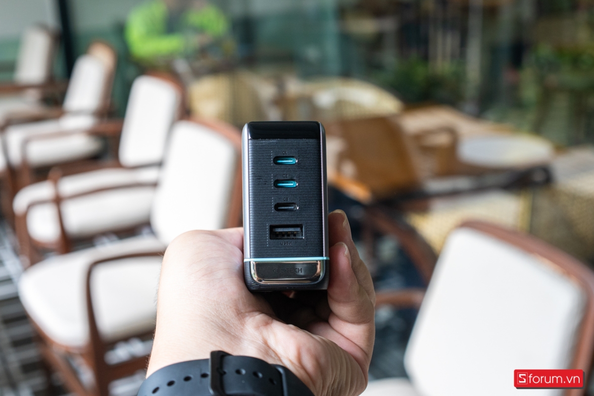 2 cổng USB C1 và C2 được làm nổi bật với họa tiết màu xanh trên Cuktech 10 Ultra