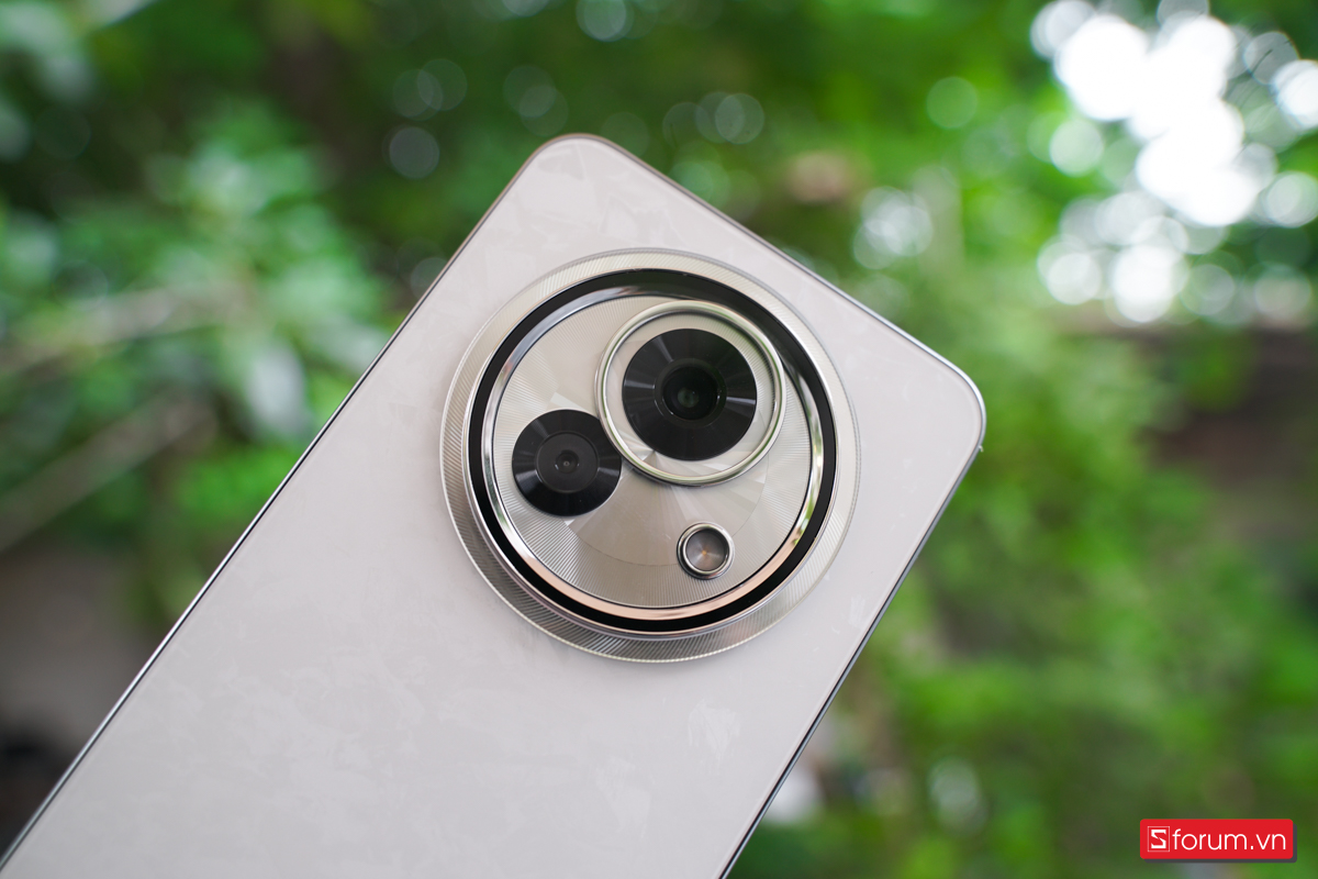Cụm camera của Meizu Lucky 08 được thiết kế to bản với 3 vòng tròn không cùng kích thước
