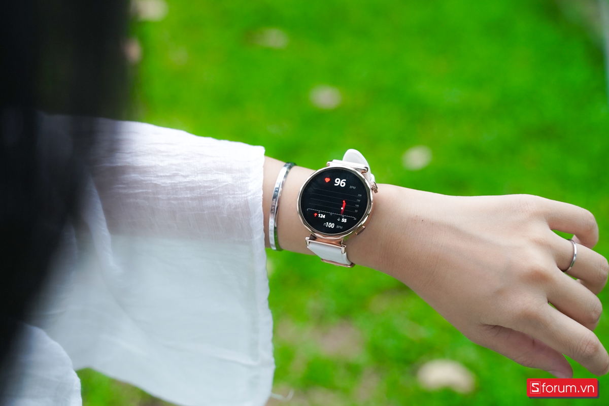 Trên tay Aurafit Ella 4, mình thấy các thông số được đo chính xác và cập nhật liên tục