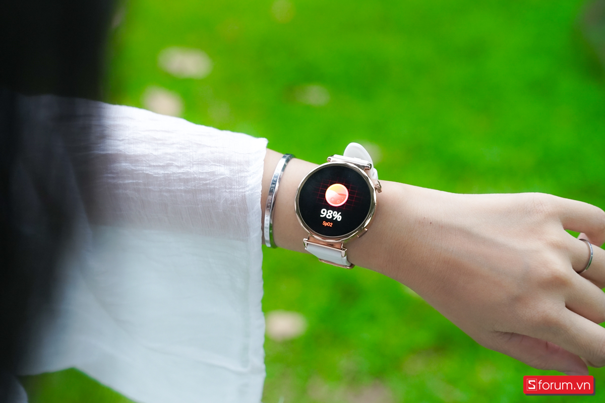 Trên tay Aurafit Ella 4, mình thấy các thông số được đo chính xác và cập nhật liên tục