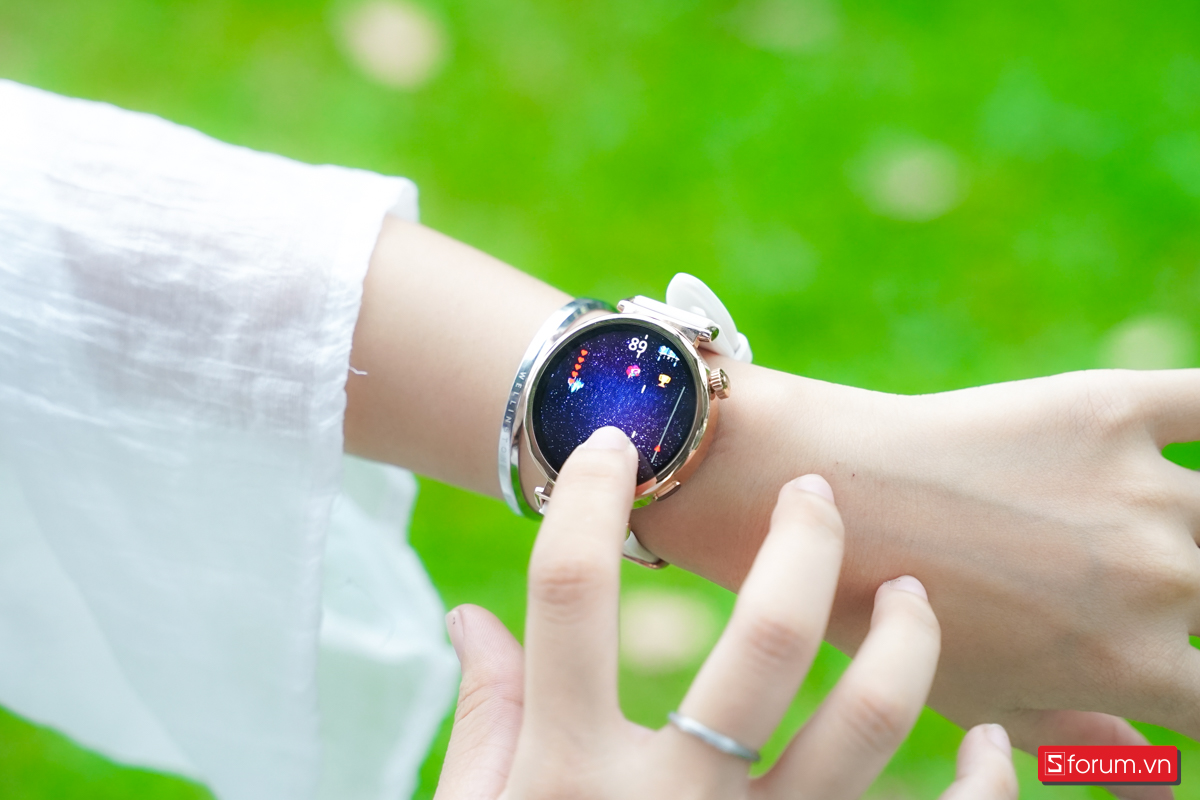 Chơi game trên Aurafit Ella 4