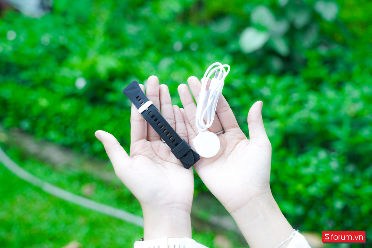 Khi trên tay Aurafit Ella 4 thì mình hơi tiếc một chút vì chiếc đồng hồ này không được tặng kèm thêm dây da