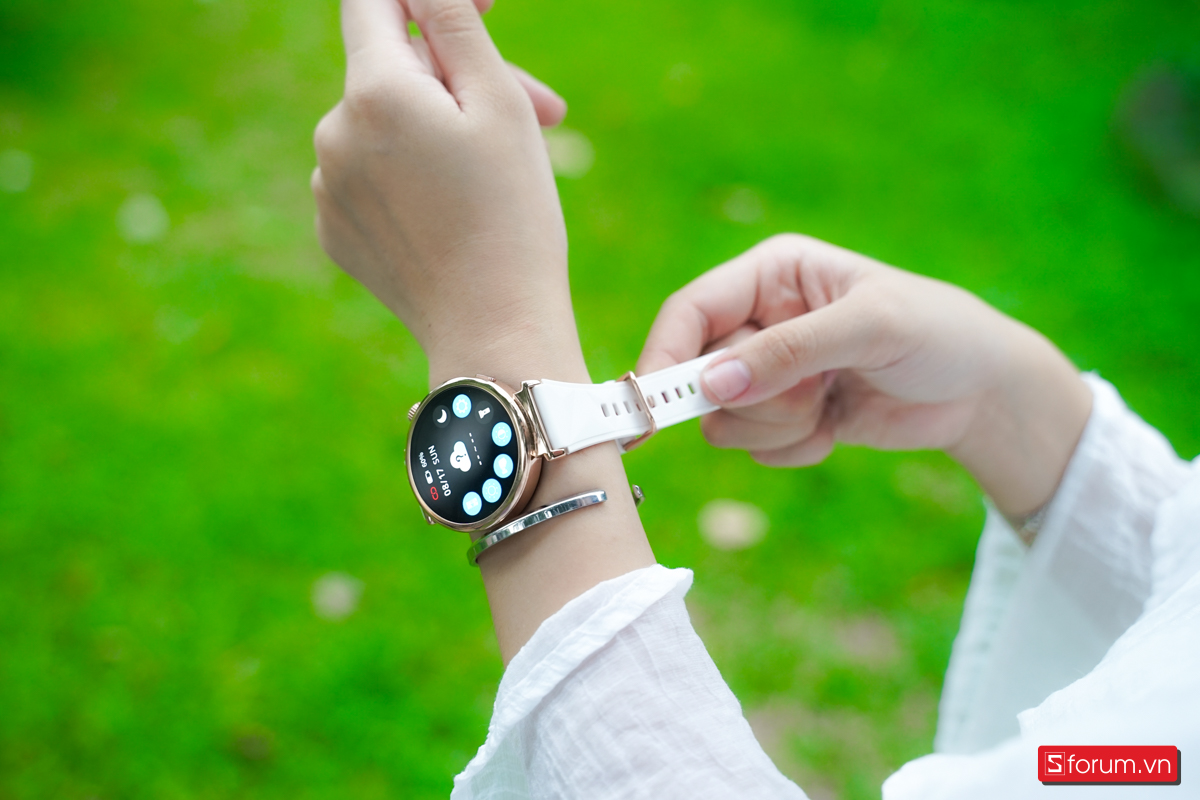 Dây đeo của Aurafit Ella 4 đi kèm có chiều dài 158mm, vừa vặn với phần lớn cổ tay nữ giới