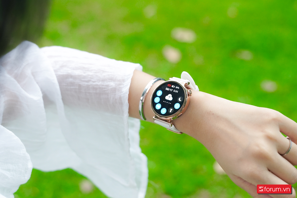 Một điểm tiện lợi là Aurafit Ella 4 được trang bị sạc không dây