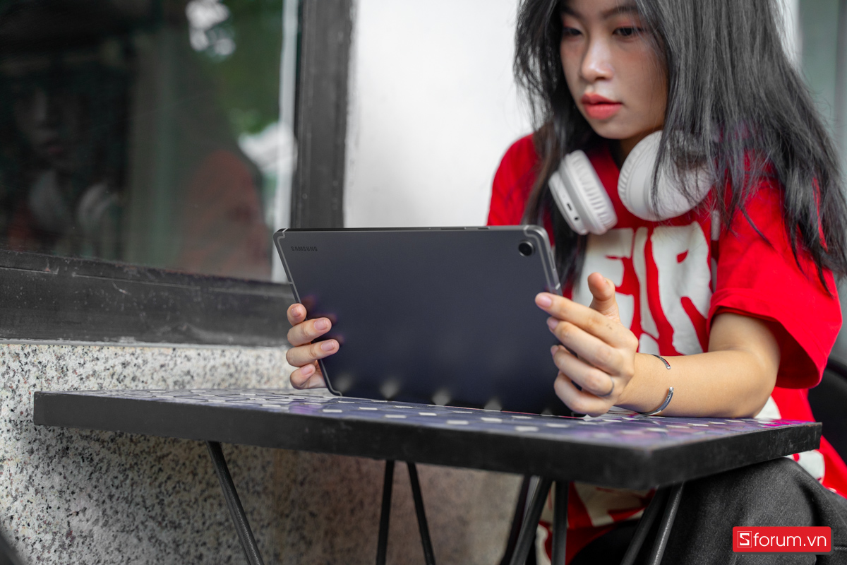 Nhìn chung, Galaxy Tab S10 Lite được định hình theo phong cách tối giản và thanh lịch