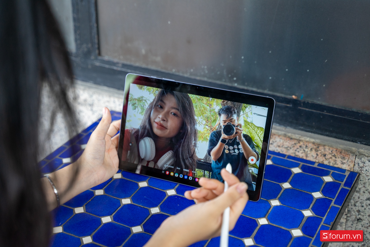 Về khả năng chụp ảnh, Galaxy Tab S10 Lite sở hữu camera sau 8MP