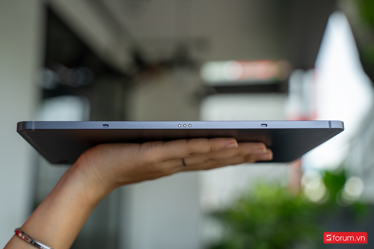 Cạnh trái của Samsung Galaxy Tab S10 Lite