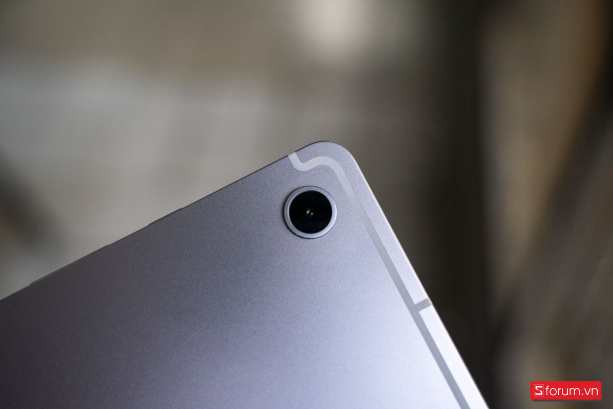 Ở mặt sau, Samsung Galaxy Tab S10 Lite chỉ có một camera đơn 8MP đặt trong mô-đun nhỏ gọn