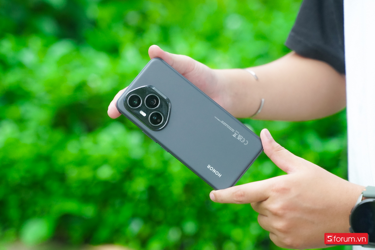 Cụm camera phía sau cũng là một điểm nhấn khi mình đánh giá Honor 400 Pro