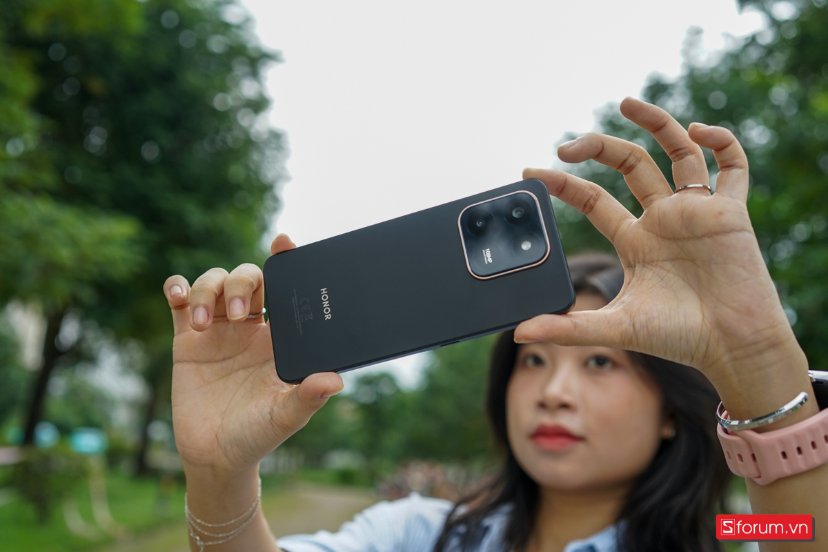 Trên tay Honor X7d, em máy này được trang bị cụm camera kép ở mặt sau