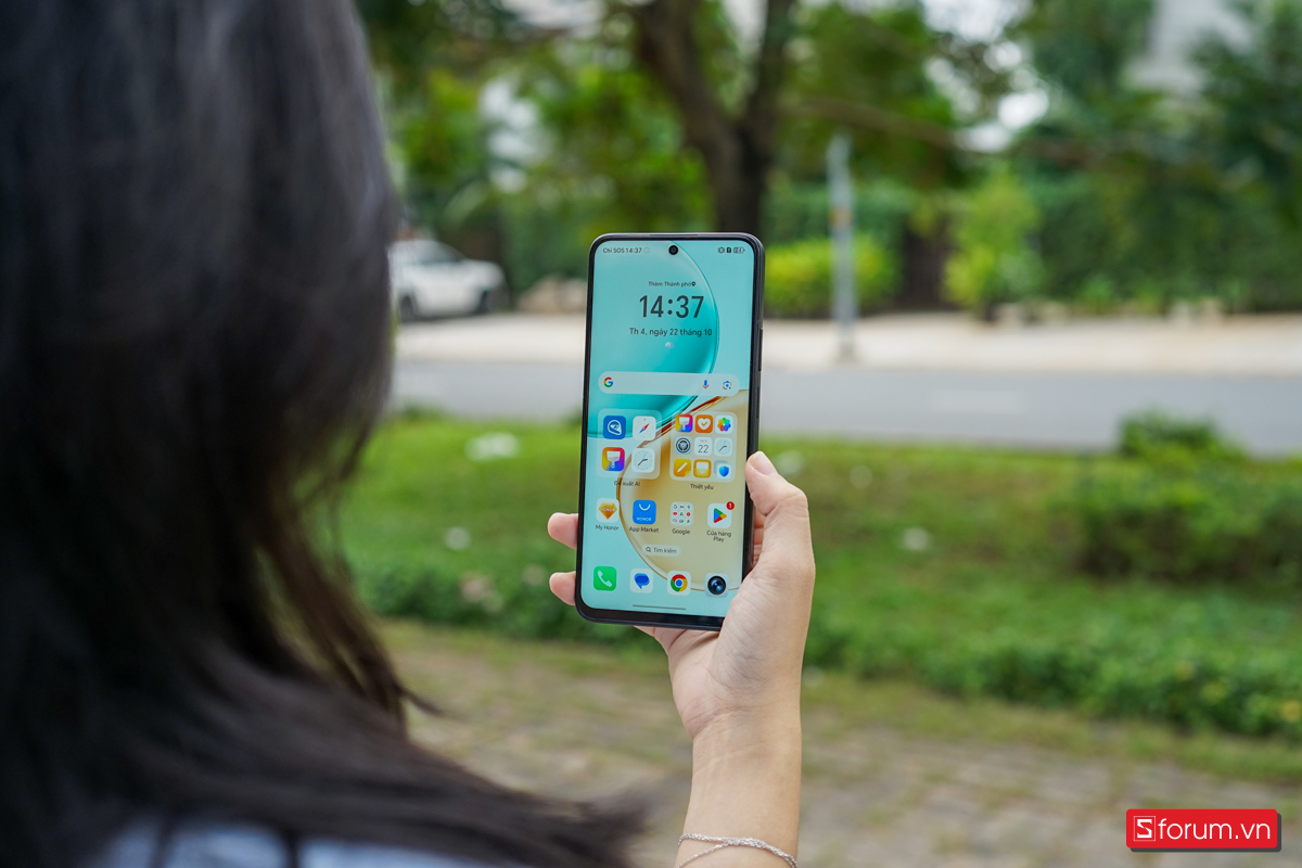 Độ sáng tối đa 850 nits mà màn hình của máy vẫn hiển thị tốt ngay cả khi sử dụng ngoài trời.