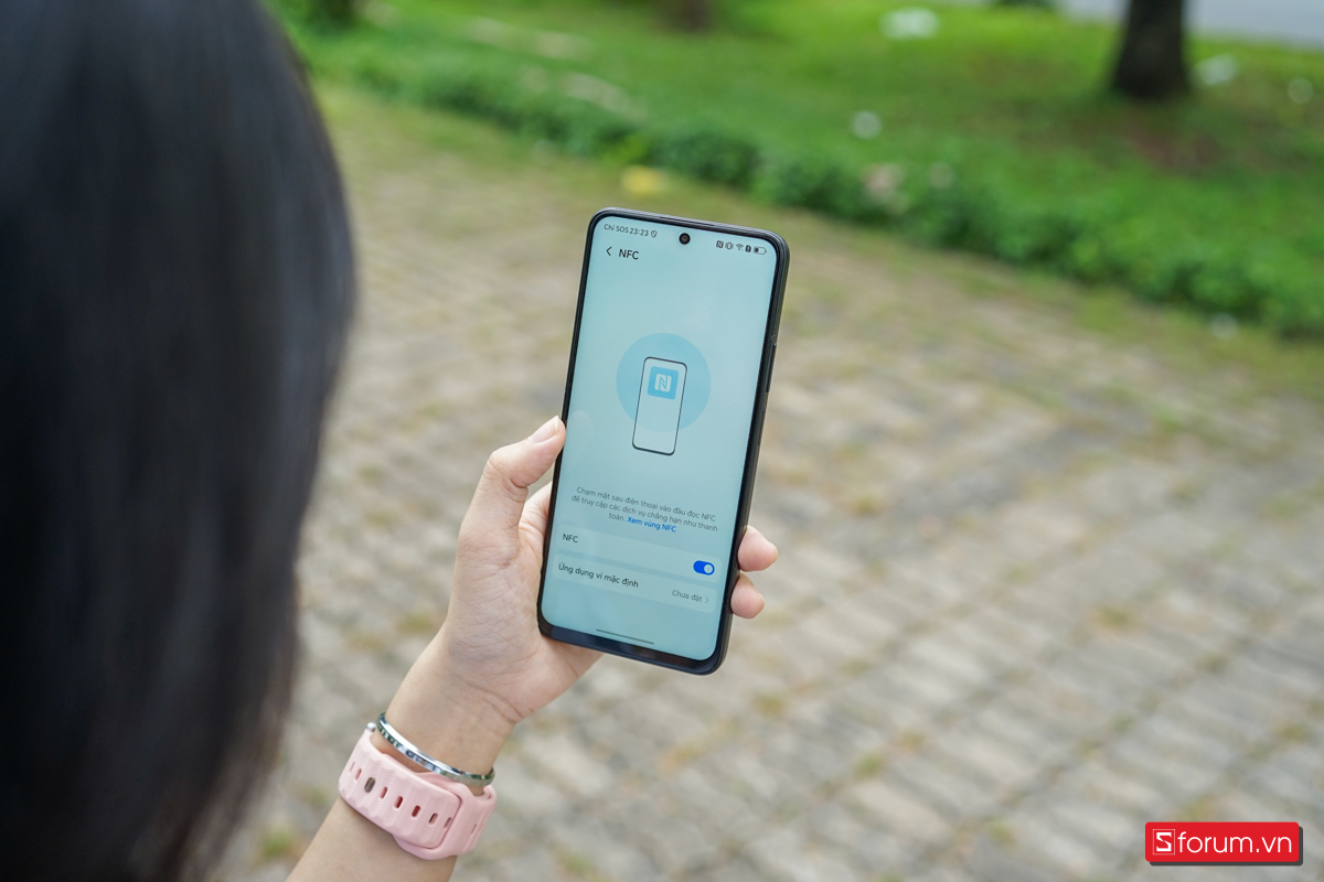Ngoài ra, thiết bị cũng được tích hợp NFC