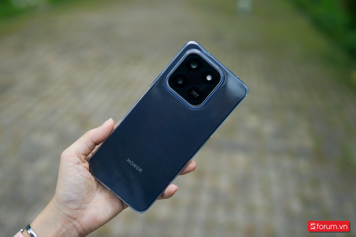 Tuy nhiên ở sản phẩm này Honor chỉ tặng kèm một chiếc ốp lưng silicon trong suốt