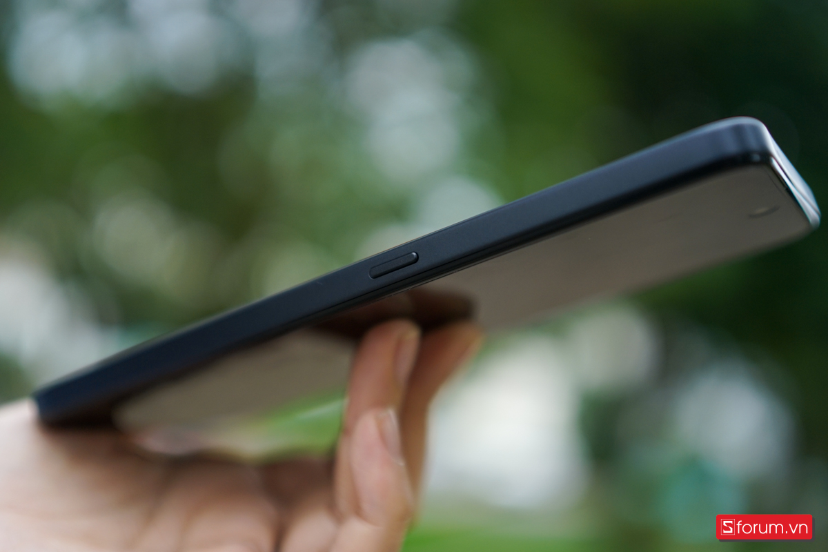 Điểm mới mẻ và tạo khác biệt nhất khi trên tay Honor X7d nằm ở cạnh trái