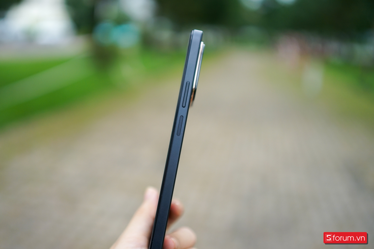Về bố cục, khi trên tay Honor X7d thì mình thấy răng Honor vẫn giữ thiết kế nút bấm quen thuộc ở cạnh phải