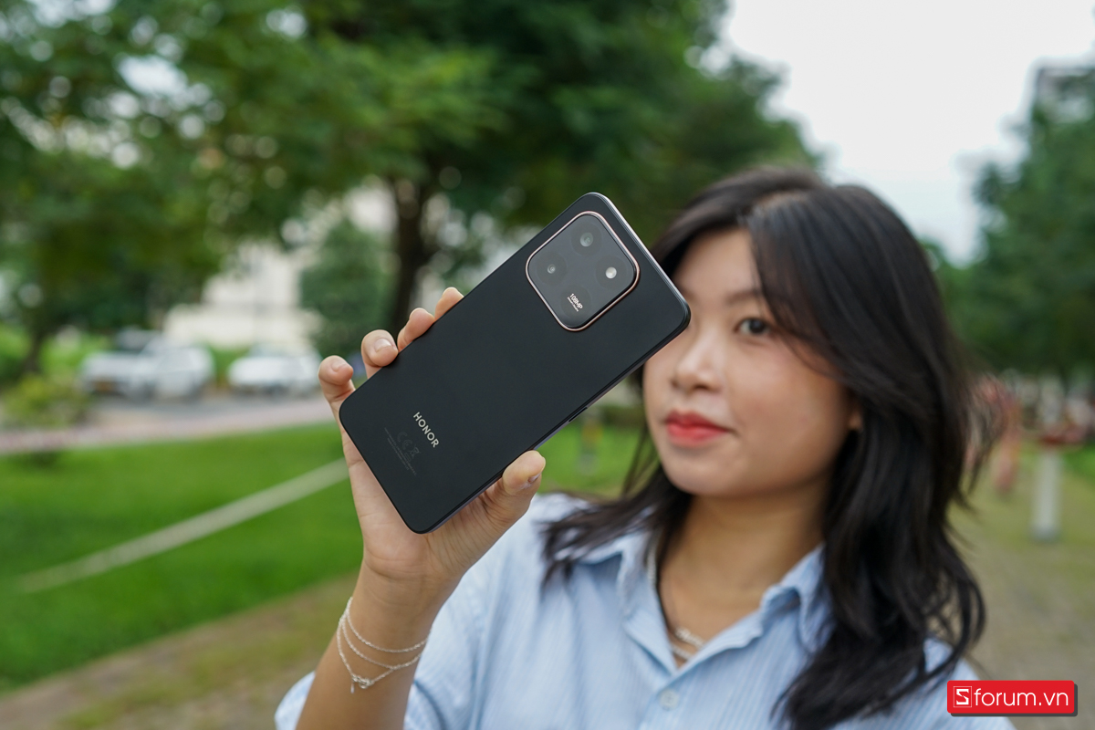 Ngay từ lần đầu cầm trên tay Honor X7d, mình đã cảm nhận được sự cứng cáp và chắc tay của một chiếc máy