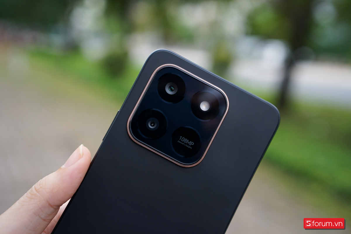Cụm camera của Honor X7d được thiết kế trong một cụm modun hình vuông và xung quanh là viền benzen màu vàng