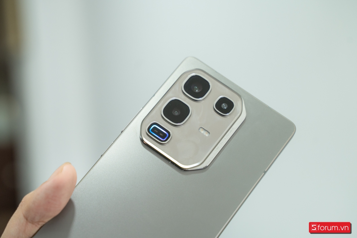 Infinix Note 50 Pro còn được tích hợp vòng đèn Bio-Active đặt dưới cụm camera sau, hỗ trợ đo nhịp tim và nồng độ oxy trong máu (SpO₂).
