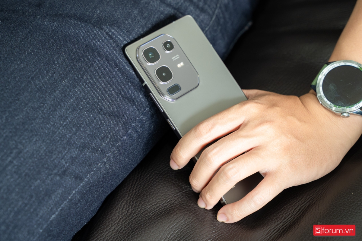 Mặt lưng kính của Infinix Note 50 Pro được xử lý hiệu ứng chuyển màu nhẹ nhàng